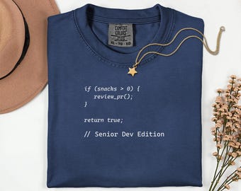 「おやつのためにコードを書く」シニア開発者エディションシャツ Comfort Colors 1717、面白いプログラマーシャツ、コーダーギフト、開発者Tシャツ、コーディングユーモアシャツ