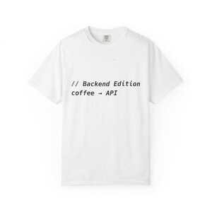 Ik draai koffie in code backend developer shirt Comfort kleuren 1717, grappig programmeur shirt, codering humor Tee, software engineer shirt