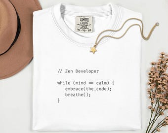Zen Developer Embrace the Code シャツ Comfort Colors 1717、面白いプログラマーTシャツ、コーダーギフト、開発者ユーモアシャツ