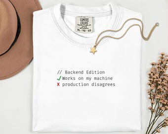 「Works On My Machine」シャツ Comfort Colors 1717、バックエンド開発者シャツ、開発者ギフト、面白いプログラマーシャツ、コーディングユーモアTシャツ