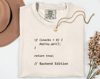 「おやつのためにコードを書く」バックエンド版シャツ Comfort Colors 1717、面白いプログラマーシャツ、コーダーギフト、開発者Tシャツ、コーディングユーモアシャツ