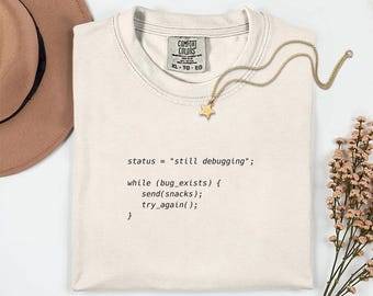 まだデバッグ中 おやつを送ってください シャツ Comfort Colors 1717、面白いプログラマーTシャツ、コーダーギフト、開発者ユーモアシャツ