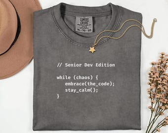 Zen Developer Embrace the Code シニア開発者エディションシャツ Comfort Colors 1717、面白いプログラマーTシャツ、コーダーギフト、開発者ユーモアシャツ