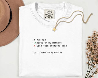 「It Works On My Machine」Tシャツ Comfort Colors 1717、面白いプログラマーTシャツ、開発者ギフト、コーディングユーモアTシャツ、ソフトウェアエンジニアギフト