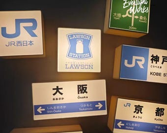 Lámpara japonesa Lawson para letreros luminosos, lámpara para la estación JR Oeste de Osaka, Kioto, Nara y Kobe, decoración de letreros de autopistas de Japón, regalo de viaje de Kansai, lámpara de escritorio retro.