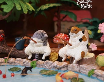 Lindo gato pescador para decoración de acuario / Mini figura de gato para el borde de la pecera / Pequeña estatua de gato atigrado calico / Micro paisaje bonsái para jardín de hadas