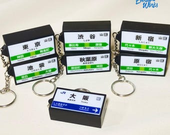 Llavero con mini caja de luz con letrero de estación de tren de Japón - Réplica de la línea Yamanote de Tokio y la línea JR de Osaka, llavero retro de ferrocarril con luz, regalo de viaje a Japón