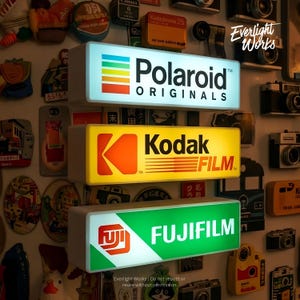 Juego de 3 o letreros individuales con forma de cámara retro, imanes luminosos LED para decoración de pared con diseño vintage de Kodak, Polaroid y Fujifilm.