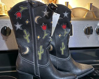 NWT cowgirl boots Size 7 brand new with memory foam inside comfy