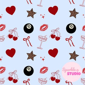 Può includere: Un motivo su tessuto azzurro con cuori rossi, stelle leopardate, palle da biliardo numero otto, labbra rosse, ciliegie con fiocchi, nastri e bicchieri da cocktail rossi. Un logo circolare rosa riporta la scritta Sparkle STUDIO.