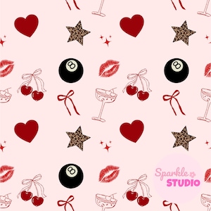 Può includere: Un motivo ripetitivo su sfondo rosa chiaro con cuori rossi, stelle con stampa leopardata, palle da biliardo nere, labbra rosse, ciliegie con fiocchi, nastri rossi e bicchieri da cocktail. Il testo Sparkle STUDIO appare in colore rosa.