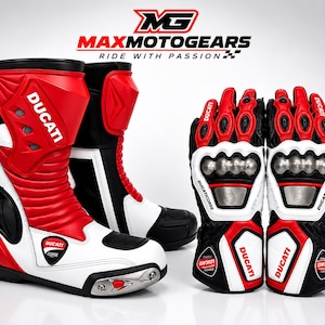 Puede incluir: Un par de botas de moto Ducati en rojo, blanco y negro junto a un par de guantes a juego. Las botas incluyen el logotipo de Ducati y deslizadores metálicos en la puntera. Los guantes cuentan con protección en los nudillos y la marca Ducati Corse.