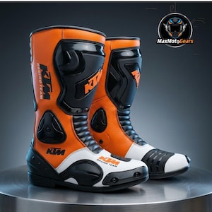 Puede incluir: Par de botas de moto naranjas y negras con detalles blancos. Las botas presentan el logotipo de KTM Racing Team y paneles protectores. Diseñadas para motociclismo, tienen un diseño de caña alta.