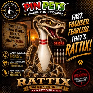 Op de afbeelding: Een grafische illustratie van een ratelslang met een bowlingkegellichaam, inclusief de tekst Pin Pets, Rattix en diverse slogans. De slang heeft bruine schubben, een rode tong en twee rode strepen op de nek. De achtergrond toont een woestijnzonsondergang.
