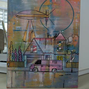 Könnte beinhalten: Abstraktes Gemälde mit einem Haus, einem rosa Transporter mit "FBI" auf der Seite und einem zeppelinartigen Objekt am Himmel. Das Kunstwerk hat einen farbenfrohen, strukturierten Hintergrund mit einem blauen Kreis.