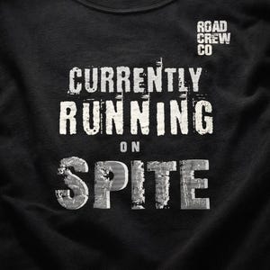 Camiseta con humor sobre el agotamiento, actualmente en marcha por despecho. imagen 6