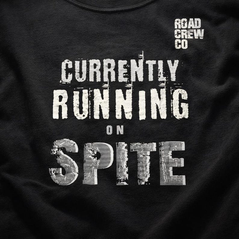 Camiseta con humor sobre el agotamiento, actualmente en marcha por despecho. imagen 6