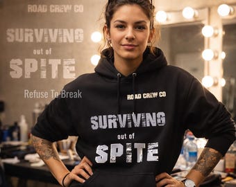 Sudadera con capucha "Sobreviviendo por despecho" – Sudadera con humor sarcástico sobre el agotamiento