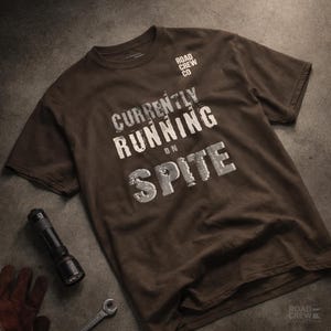 Camiseta con humor sobre el agotamiento, actualmente en marcha por despecho. imagen 2