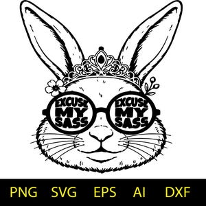 Op de afbeelding: Een zwart-witte grafische illustratie van een konijn met een tiara en een ronde bril. De glazen van de bril bevatten de tekst EXCUSE MY SASS. Onder de afbeelding staat de tekst PNG SVG EPS AI DXF in een geel lettertype weergegeven.