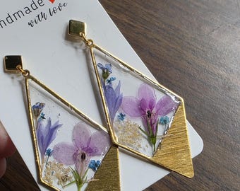 押し花樹脂で作られた凧の形をしたゴールドのイヤリング