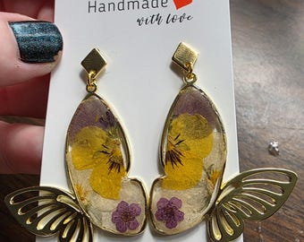 ゴルフフレームの蝶のイヤリング、パンジーの花付き