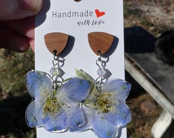 デルフィニウムの手押し花樹脂イヤリング、木製スタッド付き