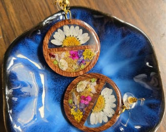 ドライフラワー樹脂製イヤリング（木製フレーム、デイジー付き）