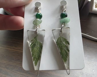 樹脂に閉じ込められた小さなシダの葉、シルバーのスタッドピアス