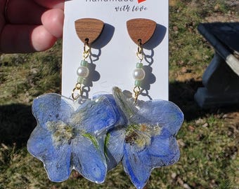 樹脂で押し付けたデルフィニウムの花、ダングルイヤリング
