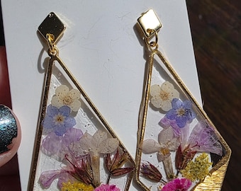 凧の形をした樹脂製の押し花イヤリング