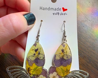 パンジーの花があしらわれた、ゴールドフレームの蝶のイヤリング