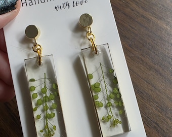 小さな葉っぱの樹脂製長方形ドロップピアス