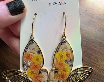 オオカバマダラをイメージした、ゴールドフレームの蝶と花のイヤリング