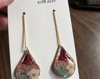 長さ調節可能なゴールドの両面ティアドロップ型押し花イヤリング