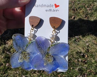デルフィニウムの押し花、木製スタッド、ダングルイヤリング