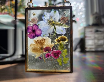 樹脂製の押し花を吊るした小さな壁掛けパネル