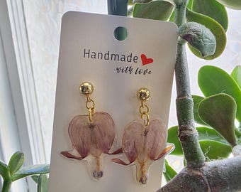 ブリーディングハートのゴールドスタッドダングルイヤリング