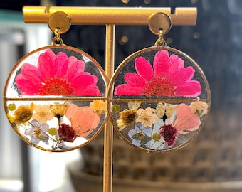 ピンクのデイジーと春の花をモチーフにした、円形に分かれたイヤリング