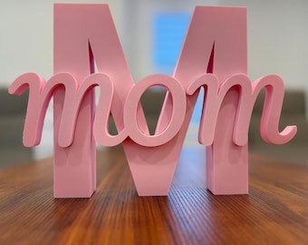 Custom Mom Sign – Personalized Mother’s Day Decor – 3D Printed Mom Table Sign – Gift for Mom – Modern Home Decor – Pink Desk Shelf Decoratio