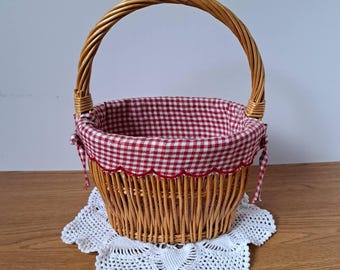 Panier de pique-nique vintage en osier avec doublure à carreaux rouges, panier de Pâques en osier tressé des années 1980, décoration rustique de cuisine de style cottagecore