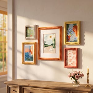 Könnte beinhalten: Eine Galerie-Wandgestaltung mit fünf rechteckigen Bilderrahmen mit Perlenkanten in verschiedenen Farben wie Orange, Gelb und Weiß, die verschiedene Illustrationen von Landschaften, Blumenmustern und Figuren zeigen.