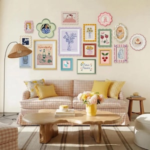 Ensemble de cadres photo fantaisistes pour décorer un mur, cadres photo danois aux couleurs pastel, assortiment de cadres soigneusement sélectionnés pour des cadeaux originaux de pendaison de crémaillère ou de chambre d'enfant.