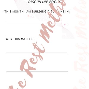 Puede incluir: Una página de planificador blanca con el texto "DISCIPLINE BUILDER" y "DISCIPLINE FOCUS". Incluye indicaciones para escribir sobre la construcción de la disciplina y por qué es importante. Las palabras "The Rest Method" están escritas en cursiva.