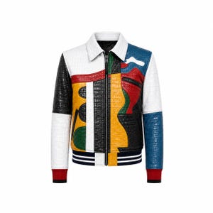 Puede incluir: Una chaqueta multicolor con un patrón texturizado de relieve de cocodrilo. El diseño incorpora paneles de cuero en blanco, negro, amarillo, rojo, verde y azul. Incluye un cierre de cremallera frontal, un cuello puntiagudo y puños acanalados.