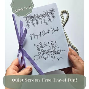 Op de afbeelding: Masjid Quiet Book voor kinderen van 3-6 jaar, met een paars lint. De omslag toont een lijntekening van een moskee met manen en sterren, en bloemmotieven. De tekst "Quiet Screen-Free Travel Fun!" is ook zichtbaar.