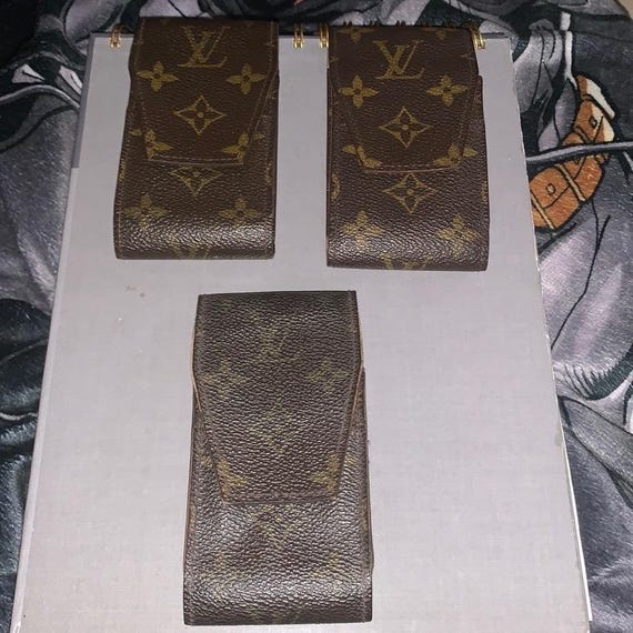 louis vuitton monogram cigarette case Etui A new modern motif has been lasered on the metallic plaque hiding the credo humidificator and on the removable wooden tray. Louis Vuitton Monogram Canvas Cigarette
