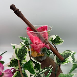 Peut inclure: Une tasse en céramique blanche avec une anse noire et l'inscription "But First, Coffee" en gras noir. La tasse est posée sur un fond flou, suggérant un cadre chaleureux.