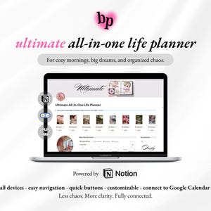 以下が含まれることがあります： ノートパソコンには「Ultimate All-In-One Life Planner」のインターフェースが表示されています。画面には、さまざまなセクションと画像が表示されたデジタルプランナーが表示されています。「For cozy mornings, big dreams, and organized chaos」というテキストがノートパソコンの上にあります。プランナーはNotionによって動いています。