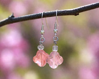 Pendientes inspirados en la flor de cerezo / Pendientes colgantes florales rosa palo / Joyería delicada hecha a mano